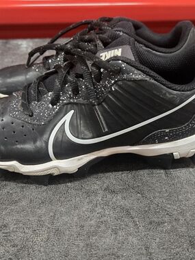 Nike Kids  Black/White Athletic Cleats Size 3Y